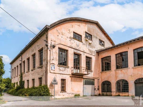 locale commerciale in vendita a Sernaglia della Battaglia