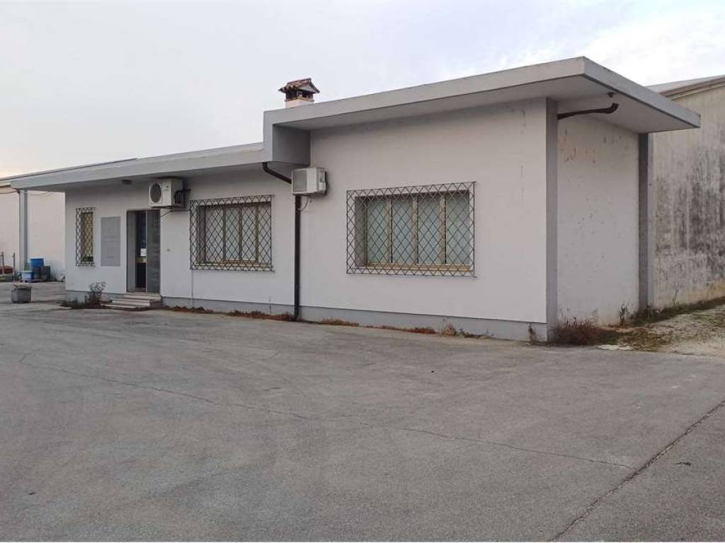 locale commerciale in vendita a Sernaglia della Battaglia in zona Falzè di Piave