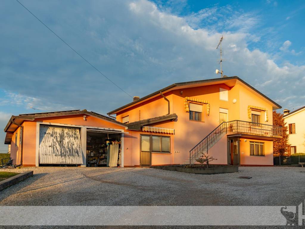 casa indipendente in vendita a Sernaglia della Battaglia in zona Falzè di Piave