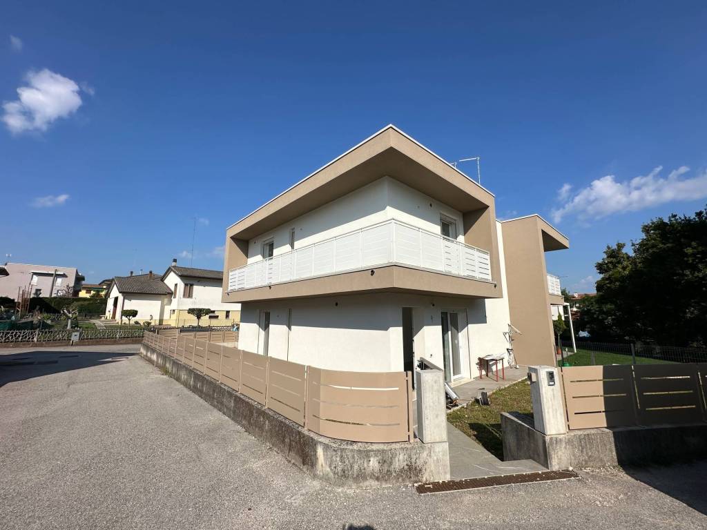 casa indipendente in vendita a Silea in zona Lanzago