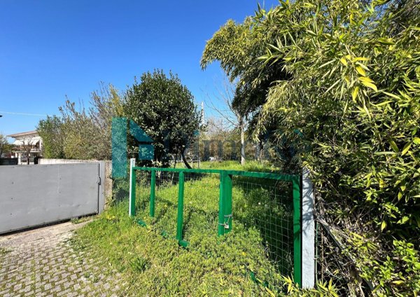 negozio in vendita a Silea in zona Lanzago