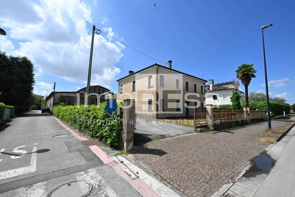 locale commerciale in vendita a Silea in zona Lanzago