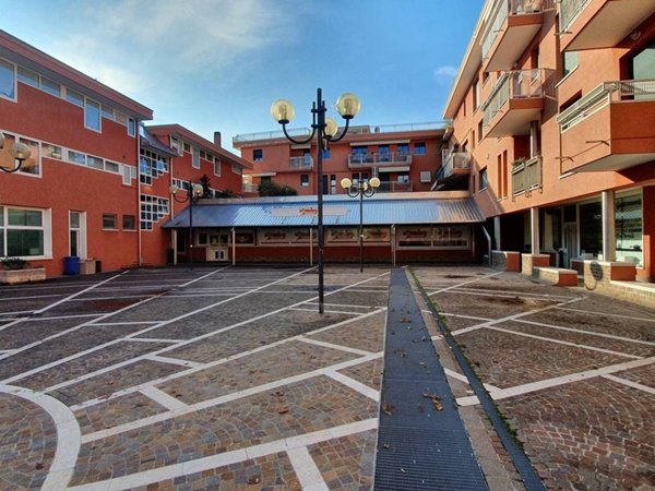 negozio in vendita a Silea in zona Lanzago