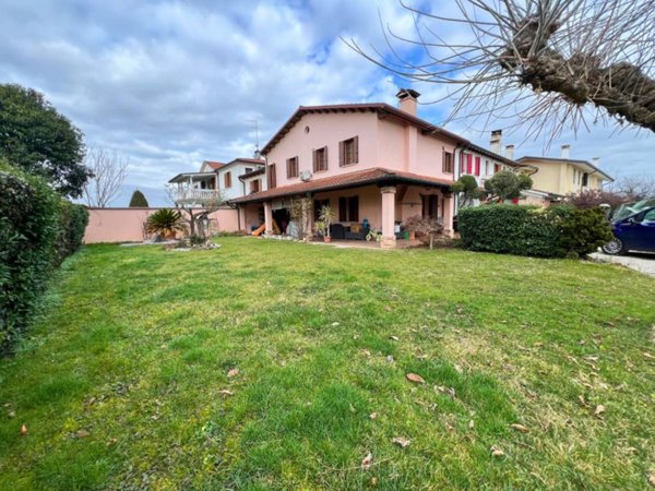 casa indipendente in vendita a Spresiano in zona Lovadina
