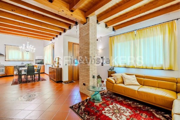 casa indipendente in vendita a Susegana in zona Crevada