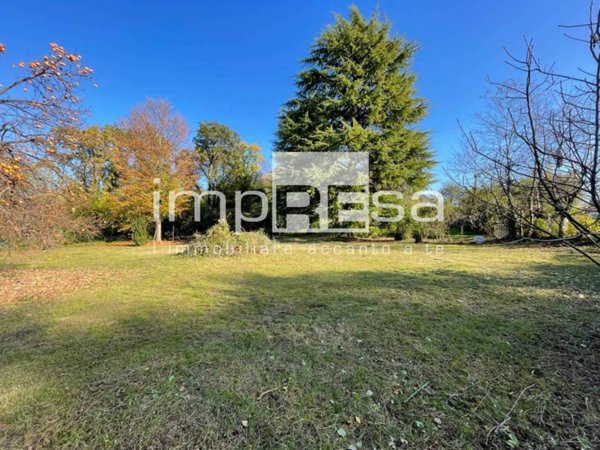 terreno edificabile in vendita a Susegana in zona Collalto