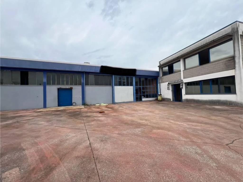 locale commerciale in vendita a Susegana