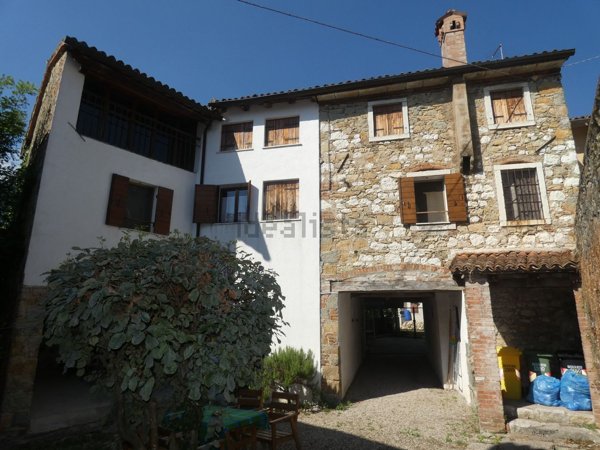 esavano in vendita a Tarzo in zona Fratta