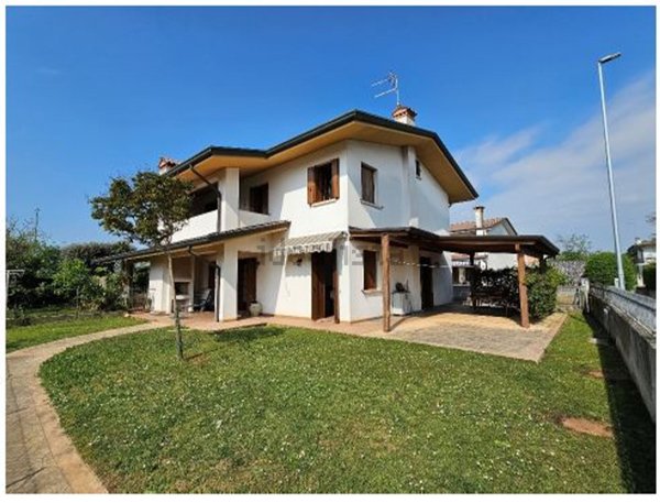 casa indipendente in vendita a Trevignano
