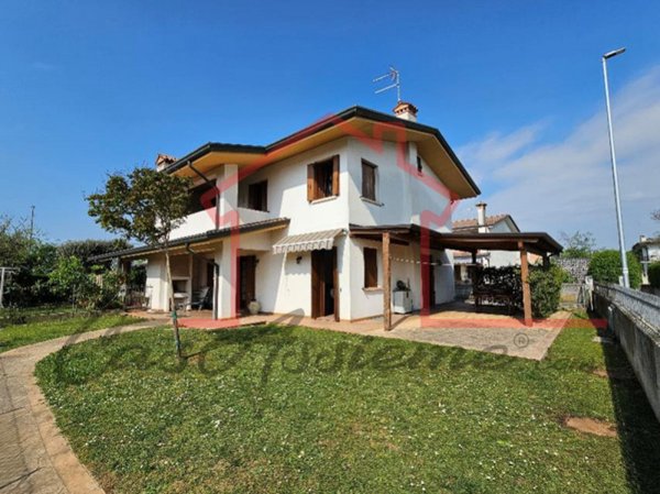casa indipendente in vendita a Trevignano