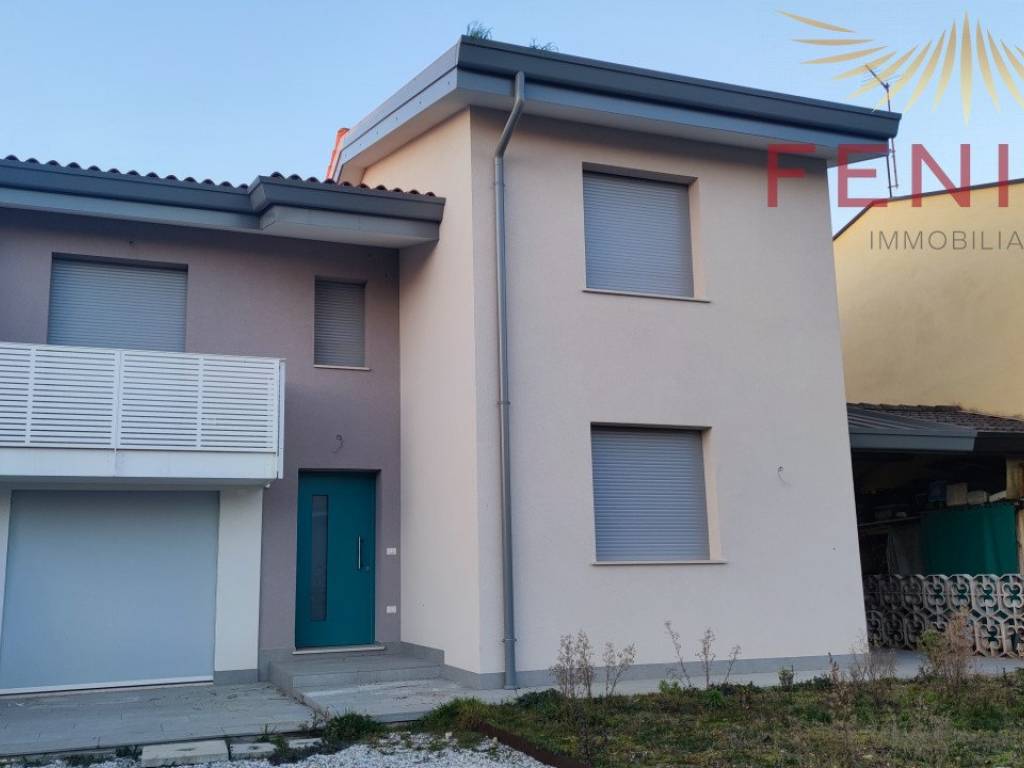 casa indipendente in vendita a Trevignano in zona Signoressa