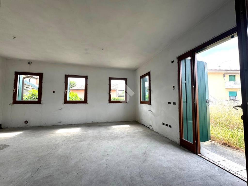 casa indipendente in vendita a Trevignano in zona Signoressa