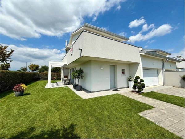 casa indipendente in vendita a Trevignano in zona Signoressa