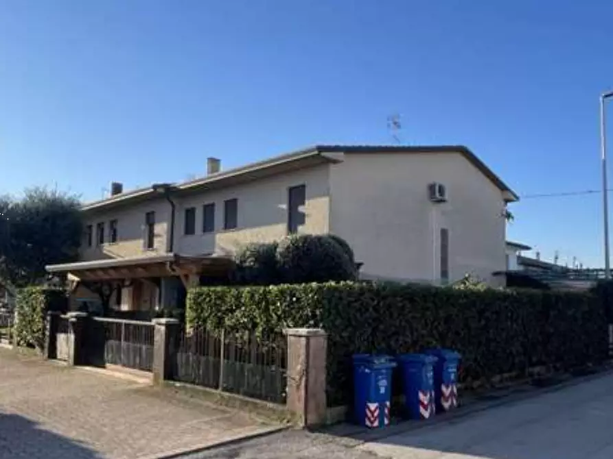 casa indipendente in vendita a Trevignano in zona Signoressa