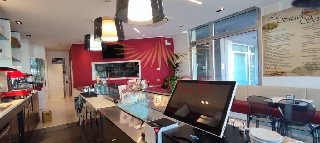 negozio in vendita a Trevignano in zona Signoressa