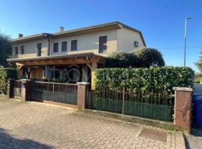 casa indipendente in vendita a Trevignano in zona Signoressa