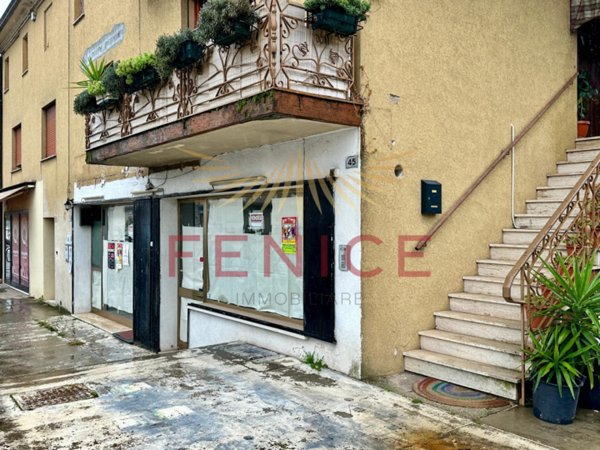 negozio in vendita a Trevignano in zona Signoressa