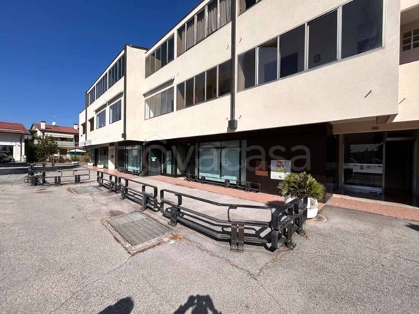 negozio in vendita a Trevignano in zona Signoressa