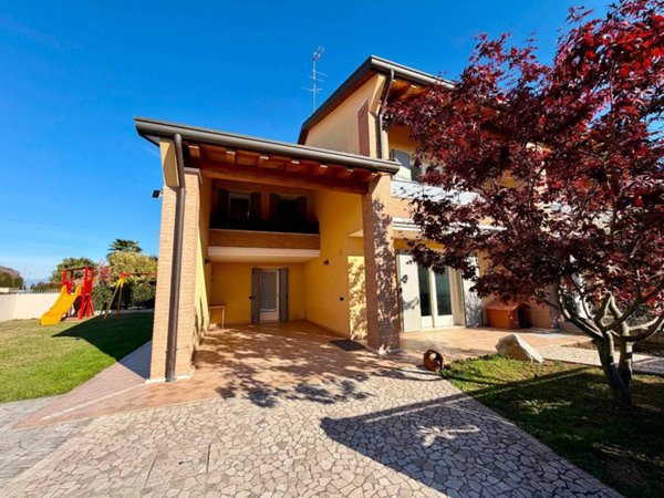 casa indipendente in vendita a Trevignano in zona Signoressa