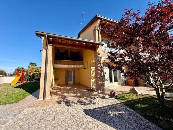 casa indipendente in vendita a Trevignano in zona Signoressa
