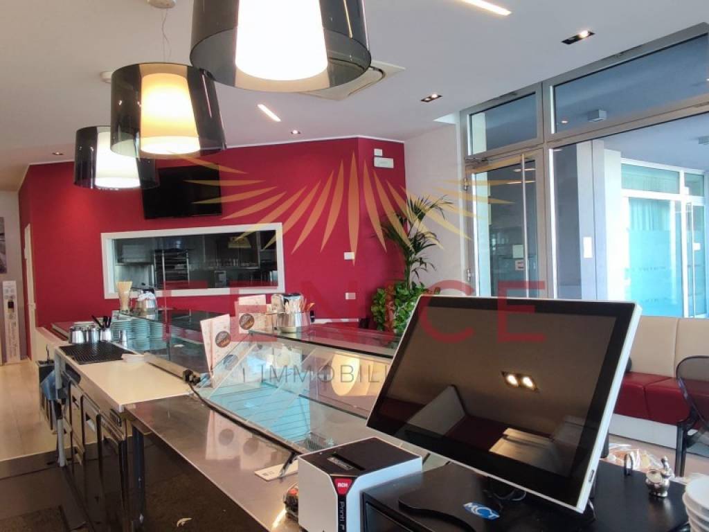 negozio in vendita a Trevignano in zona Signoressa