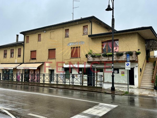 negozio in vendita a Trevignano in zona Signoressa