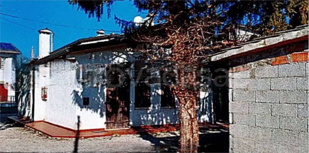 casa indipendente in vendita a Trevignano in zona Signoressa