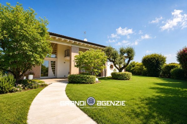 casa indipendente in vendita a Trevignano in zona Signoressa