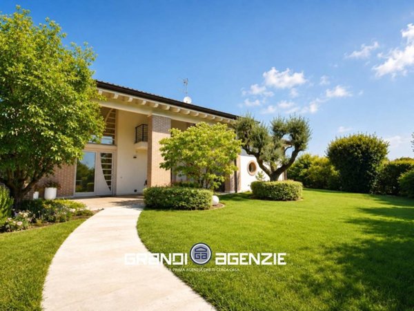 casa indipendente in vendita a Trevignano in zona Signoressa
