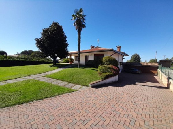 casa indipendente in vendita a Trevignano in zona Signoressa