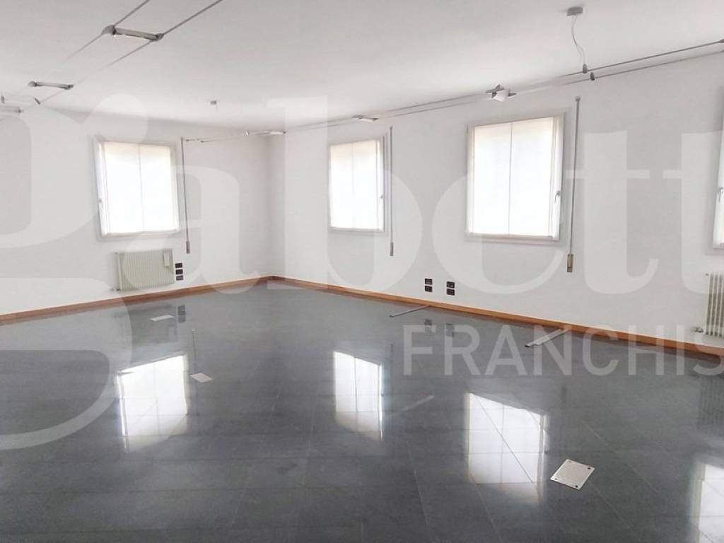 ufficio in vendita a Treviso in zona Centro Storico
