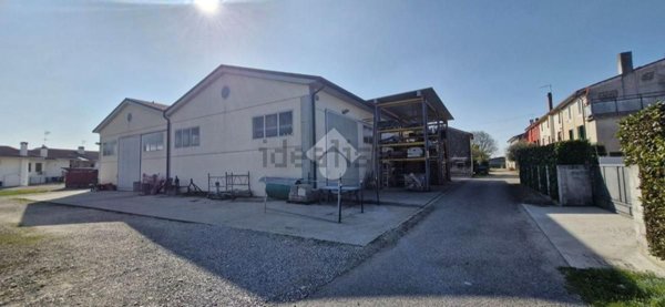 locale di sgombero in vendita a Vazzola in zona Visnà