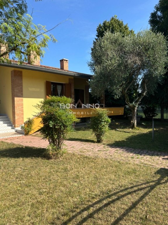 casa indipendente in vendita a Vedelago in zona Cavasagra
