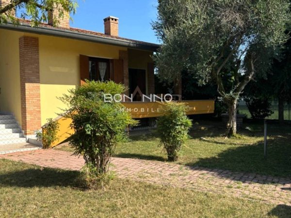 casa indipendente in vendita a Vedelago in zona Cavasagra
