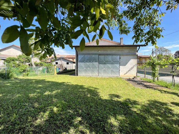 casa indipendente in vendita a Vedelago in zona Cavasagra