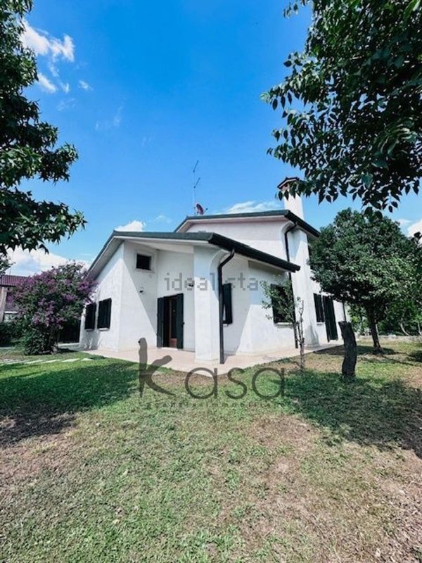 casa indipendente in vendita a Vedelago in zona Cavasagra