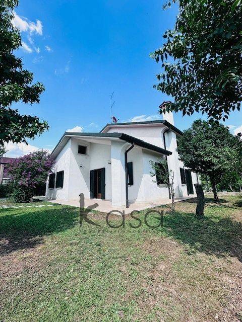 casa indipendente in vendita a Vedelago in zona Cavasagra