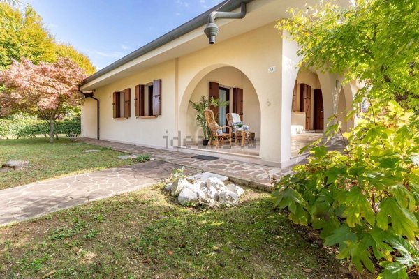 casa indipendente in vendita a Vedelago in zona Cavasagra