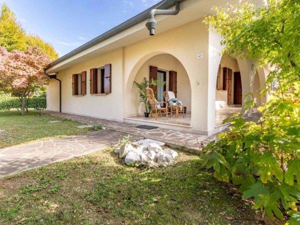 casa indipendente in vendita a Vedelago in zona Cavasagra