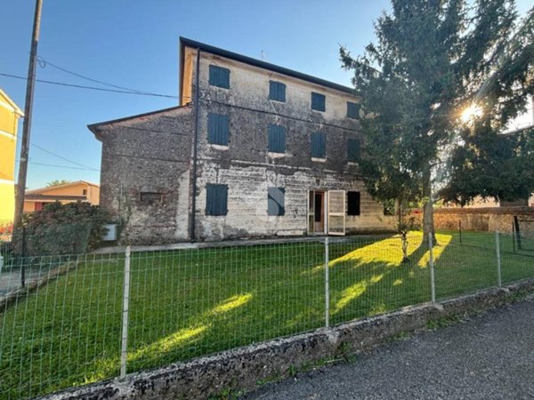 casa indipendente in vendita a Vedelago in zona Cavasagra