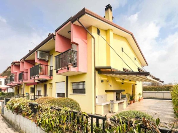 casa indipendente in vendita a Vedelago in zona Fanzolo