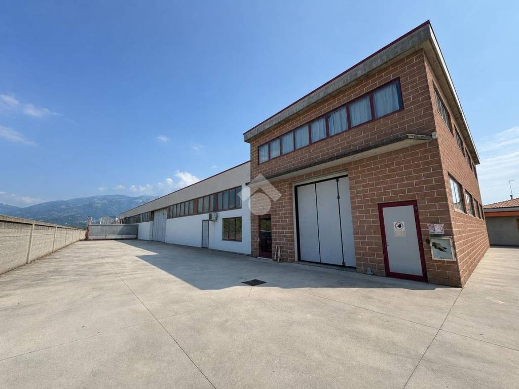 locale commerciale in vendita a Vidor in zona Bosco