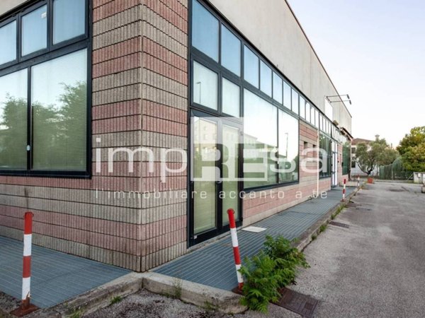 locale commerciale in vendita a Villorba in zona Lancenigo