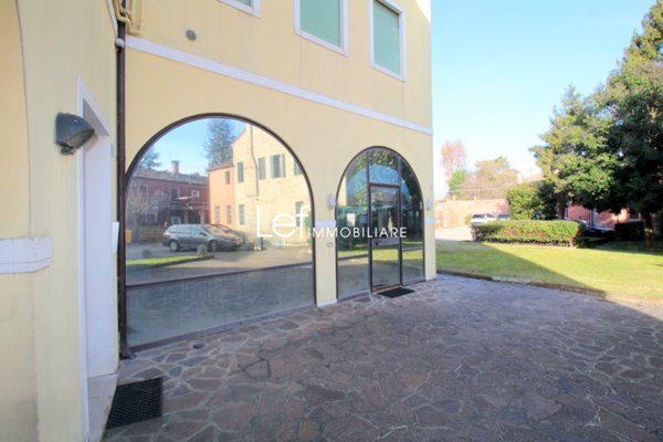 locale commerciale in vendita a Villorba in zona Carità