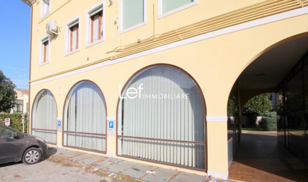 locale commerciale in vendita a Villorba in zona Carità