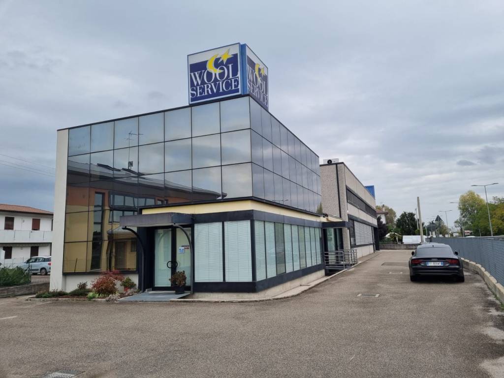 locale commerciale in vendita a Villorba in zona Catena
