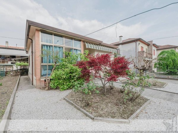 casa indipendente in vendita a Vittorio Veneto