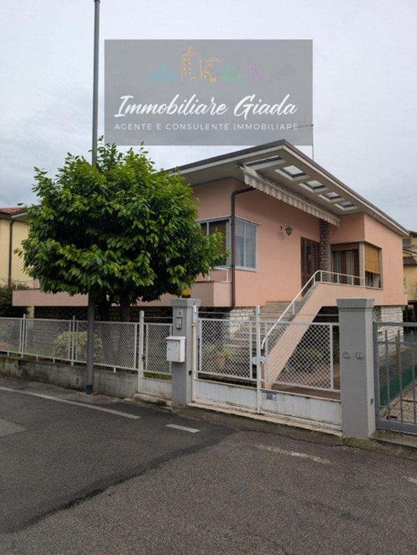 casa indipendente in vendita a Vittorio Veneto