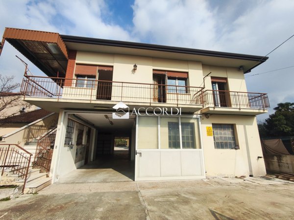 casa indipendente in vendita a Vittorio Veneto