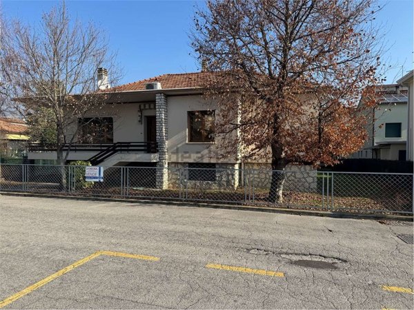 casa indipendente in vendita a Vittorio Veneto